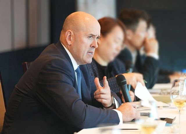 ©AP신문(AP뉴스)/이미지 제공 = 한국투자증권 ▲22일 한국투자증권이 개최한 고객 초청 행사에서 칼라일그룹 하비 슈워츠 최고경영자(CEO)가 참석자들과 글로벌 시장 전망에 대해 이야기를 나누고 있다.