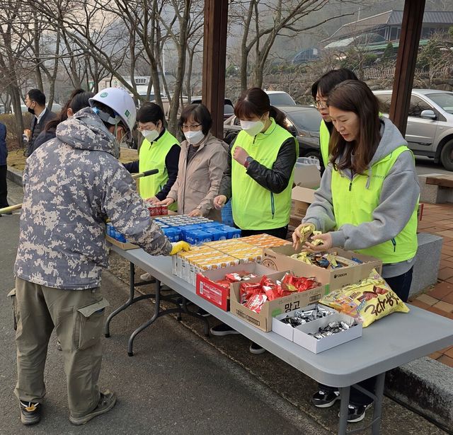 ©AP신문(AP뉴스)/이미지 제공 = 농협중앙회 ▲농협은 임직원은 물론, 육성모임인 고향주부모임, 농가주부모임 등의 4000여명의 인력들과 함께, 3월 영남지역에서 발생한 산불피해 복구지원 노력을 이어가고 있다.