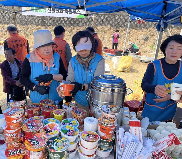 ©AP신문(AP뉴스)/이미지 제공 = 농협중앙회 ▲농협은 임직원은 물론, 육성모임인 고향주부모임, 농가주부모임 등의 4000여명의 인력들과 함께, 3월 영남지역에서 발생한 산불피해 복구지원 노력을 이어가고 있다.