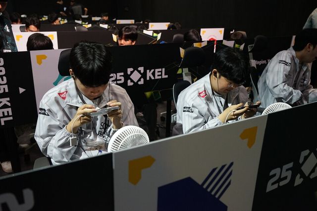 ©AP신문(AP뉴스)/이미지 제공 = 한국e스포츠협회 ▲DRX '쏘이지' 송호진 선수(왼쪽에서 첫 번째)와 '큐엑스' 이경석 선수(왼쪽에서 두 번째).&nbsp;