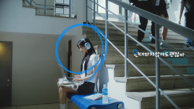 [AP신문 광고평론 No.1279]&nbsp; ​​​​​​​다양한 의미를 가진 '파란색 원'이 오브제로 등장한다. 사진 동아오츠카 유튜브 캡처ⓒAP신문(AP뉴스)