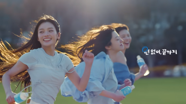 [AP신문 광고평론 No.1279]&nbsp; ​​​​​​​들판을 뛰어가는 아일릿 멤버들. 사진 동아오츠카 유튜브 캡처ⓒAP신문(AP뉴스)