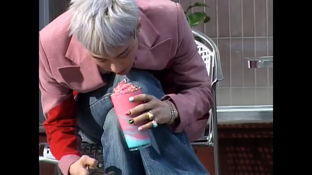 [AP신문 광고평론 No.1281]&nbsp;​​​​​​​드래곤 스무디를 마시고 있는 지드래곤. 사진 더벤티비 유튜브 캡처ⓒAP신문(AP뉴스)