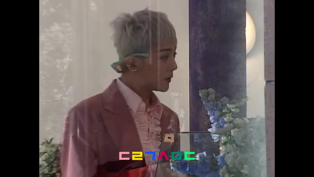 [AP신문 광고평론 No.1281]&nbsp;​​​​​​​더벤티에서 드래곤스무디를 주문 중인 지드래곤. 사진 더벤티비 유튜브 캡처ⓒAP신문(AP뉴스)