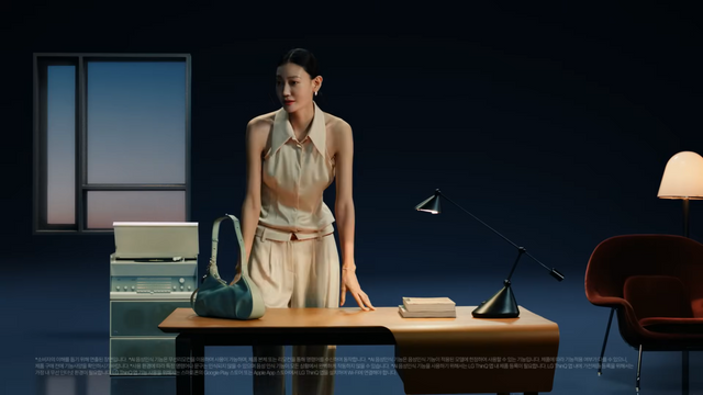 [AP신문 광고평론 No.1282]&nbsp; ​​​​​​​ AI에게 말을 걸고 있다. 사진 LG전자 유튜브 캡처ⓒAP신문(AP뉴스)