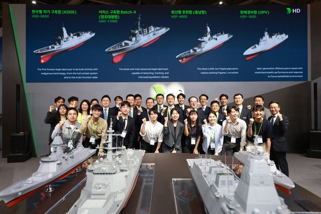 ©AP신문(AP뉴스)/이미지 제공 = HD현대 ▲HD현대 정기선 수석부회장이 28일 부산 벡스코에서 열린 'MADEX 2025' 에 참석해 HD현대중공업 특수선사업부 임직원들과 기념 촬영을 하고 있다.