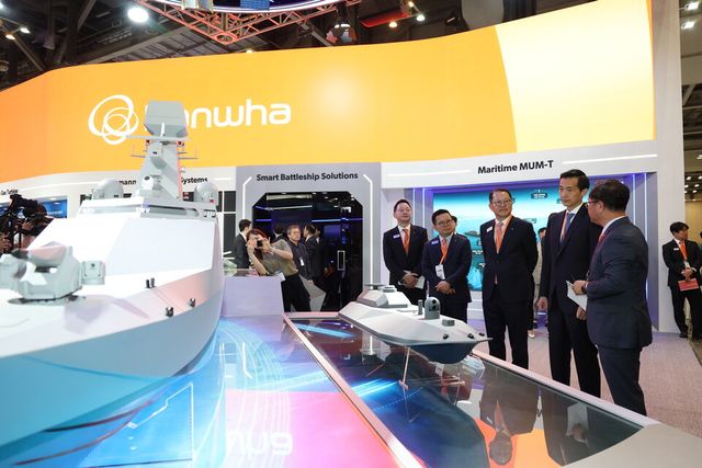 ©AP신문(AP뉴스)/이미지 제공 = 한화그룹 ▲김동관 한화그룹 부회장이 28일 MADEX(국제해양방위산업전) 한화오션 부스를 둘러보며 설명을 듣고 있다.