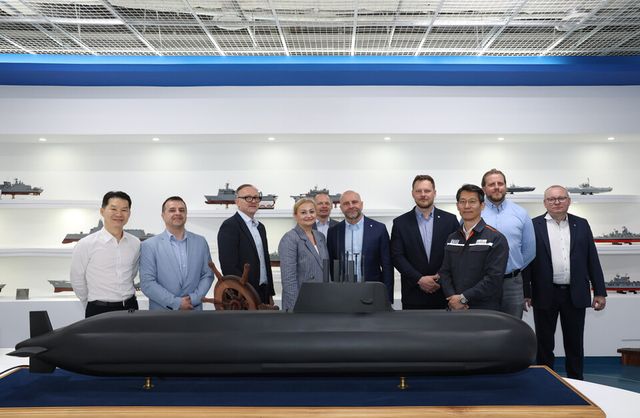 ©AP신문(AP뉴스)/이미지 제공 = 한화오션 ▲한화오션 특수선해외사업단장 정승균 부사장(오른쪽에서 세 번째), PGZ SW 마르친 링벨스키 사장(오른쪽에서 두 번째), 나우타 조선소 모니카 코자키에비치 사장(왼쪽에서 네 번째) 등 3사 관계자들이 한화오션 거제사업장 내 전시실을 둘러보고 기념촬영을 하고 있다.
