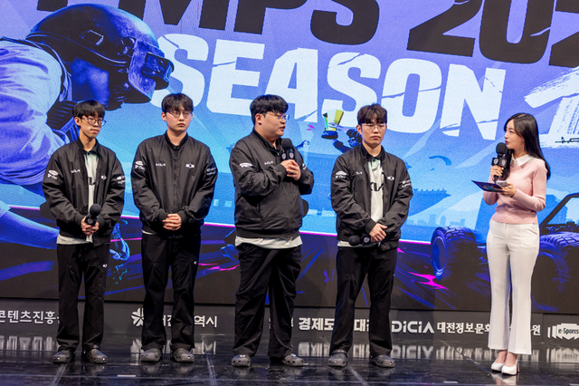 ©AP신문(AP뉴스)/이미지 제공 = 크래프톤 ▲디플러스 기아 선수들이 3일 대전 이스포츠경기장에서 열린&nbsp;크래프톤 주최 'PMPS 2025 시즌 1' 파이널 스테이지 데이 1을 1위로 마친 이후 곽민선 아나운서와 인터뷰를 진행하고 있다.