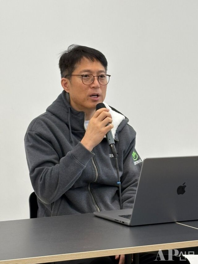 ©AP신문(AP뉴스) 박수연 기자 = ▲김석환 위믹스재단 대표가 3일 경기도 판교 테크원타워에서 열린 ‘위믹스 거래지원 종료’에 대한 긴급 기자 간담회에 참석해 향후 대응 계획을 설명하고 있다.