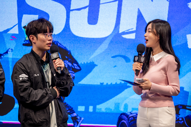 ©AP신문(AP뉴스)/이미지 제공 = 크래프톤 ▲디플러스 기아 '오살' 고한빈 선수가 3일 대전 이스포츠경기장에서 열린 크래프톤 주최 'PMPS 2025 시즌 1' 파이널 스테이지 데이 1을 1위로 마친 이후 곽민선 아나운서와 인터뷰를 진행하고 있다.