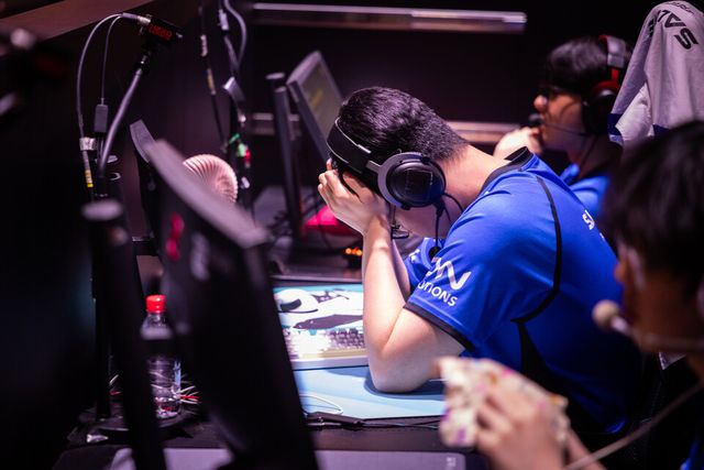 ©AP신문(AP뉴스)/이미지 제공 = 크래프톤 ▲DN 프릭스 '살루트' 우제현 선수가 3일 중국&nbsp;상하이 VSPO 스튜디오에서 열린 'PGS 7' 파이널 스테이지 데이 2에서 좀처럼 풀리지 않는 경기력에 답답해하고 있다.