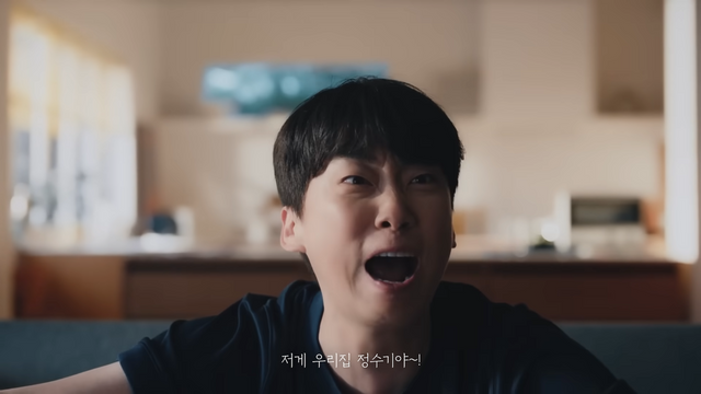 [AP신문 광고평론 No.1284]&nbsp; ​​​​​​​경기에서 이기자 기뻐하는 김두현. 사진 SK매직 유튜브 캡처ⓒAP신문(AP뉴스)