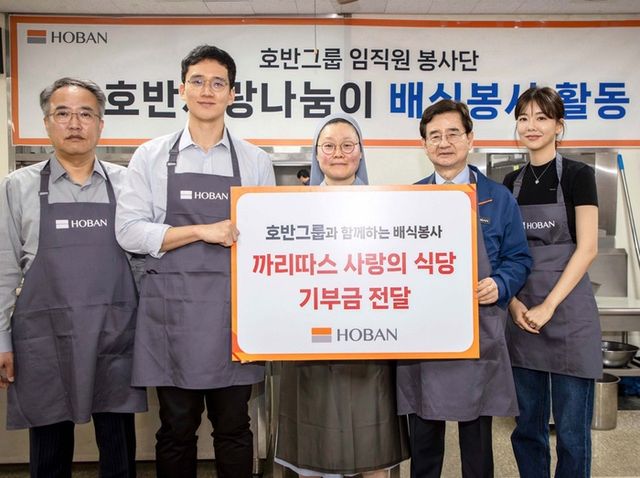 ©AP신문(AP뉴스)/이미지 제공 = 호반그룹 ▲김선규 호반그룹 회장(왼쪽 네 번째), 송종민 대한전선 대표이사(왼쪽 첫 번째), 김대헌 호반그룹 기획총괄사장(왼쪽 두 번째), 김민형 호반그룹 커뮤니케이션실 상무(왼쪽에서 다섯 번째), 최클레토 까리따스 사랑의 식당 수녀가 기부금 전달식에 참석해 기념촬영을 하고 있다.