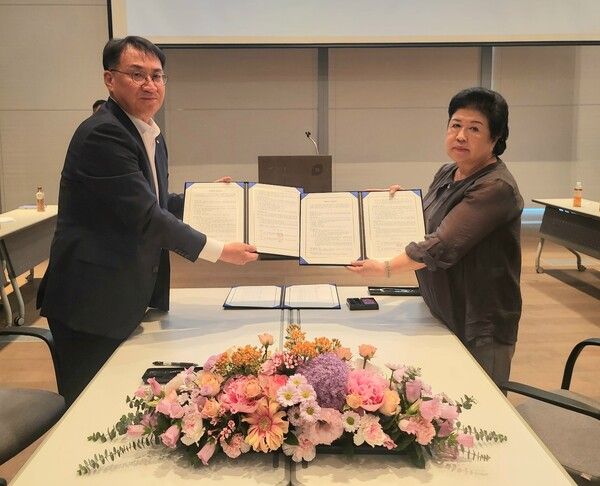 ⓒAP신문(AP뉴스)/ 이미지 제공 = 대신자산신탁&nbsp;▲김송규 대신자산신탁 대표이사(왼쪽)과 윤명숙 후암특별계획구역 6획지 재개발사업 추진준비위원장(오른쪽)이 업무협약을 맺고 사진을 촬영하고 있다.