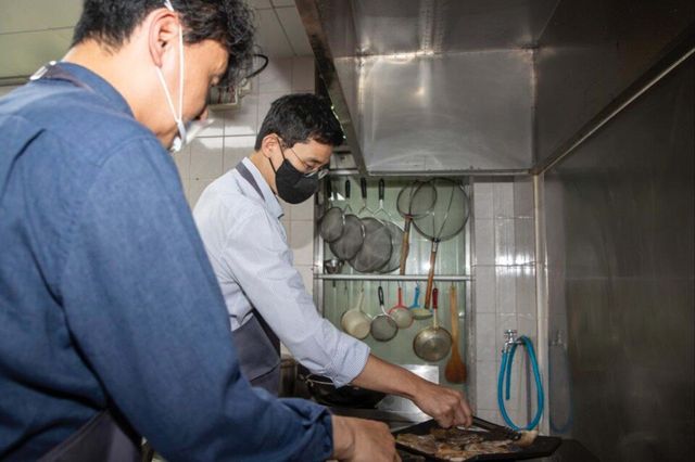 ©AP신문(AP뉴스)/이미지 제공 = 호반그룹 ▲김대헌 호반그룹 기획총괄사장이 서울 서초구 까리따스 사랑의 식당을 방문해 직접 음식을 준비하고 있다.