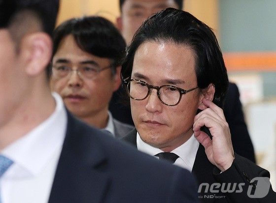 조현범 한국타이어앤테크놀로지 회장이 5월 29일 서울 서초구 서초동 서울중앙지방법원에서 열린 특정경제범죄 가중처벌 등에 관한 법률 위반(횡령) 등 1심 선고에 출석하고 있다.