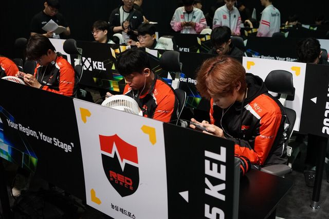 ©AP신문(AP뉴스)/이미지 제공 = 한국e스포츠협회 ▲농심 레드포스 선수단.