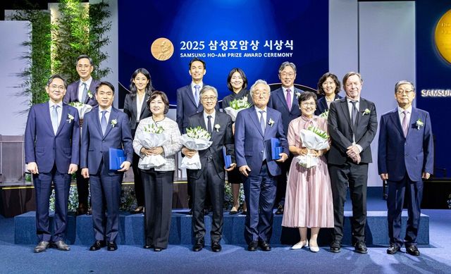 ©AP신문(AP뉴스)/이미지 제공 = 호암재단 ▲삼성호암상 수상자들과 행사 참석자들이 5월 30일 서울신라호텔 다이너스티홀에서 열린 ‘2025 삼성호암상 시상식’에서 기념 촬영을 하고 있다. (앞줄 왼쪽부터) 이재용 삼성전자 회장, 과학상 화학•생명과학부문 정종경 서울대 교수 부부, 예술상 구본창 사진작가, 공학상 김승우 KAIST 명예교수 부부, 스티브 셈-산드베리 노벨문학상위원회 위원, 김황식 호암재단 이사장. (뒷줄 왼쪽부터) 의학상 글로리아 최 MIT 교수 부부, 과학상 물리•수학부문 신석우 UC버클리 교수 부부, 사회봉사상 김동해 사단법인 비전케어 이사장 부부