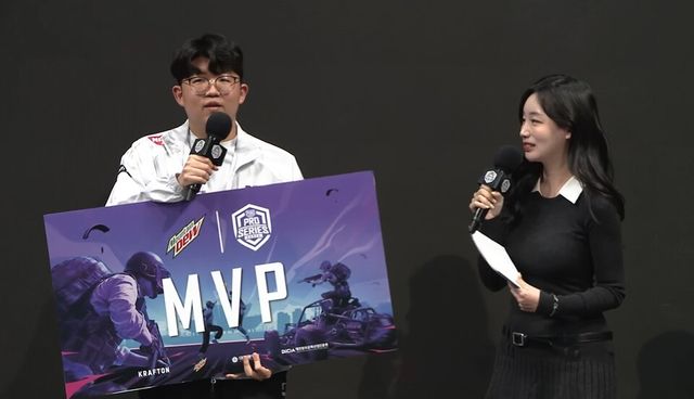 ©AP신문(AP뉴스)/이미지 제공 = 크래프톤 ▲DRX '큐엑스' 이경석 선수가 4일 대전 이스포츠경기장에서 열린 크래프톤 주최 'PMPS 2025 시즌 1' 파이널 스테이지 최종일 경기에서 대회 MVP에 선정된 후 곽민선 아나운서와 인터뷰를 진행하고 있다.