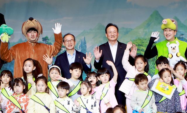 ©AP신문(AP뉴스)/이미지 제공 = KB금융지주 ▲지난 2일 여의도 KB국민은행 신관 다목적홀에서 진행된 어린이날 기념행사에서 양종희 KB금융그룹 회장과 이환주 KB국민은행장이 아이들과 기념 촬영을 하고 있다.