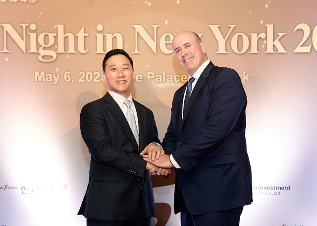 ©AP신문(AP뉴스)/이미지 제공 = 한국투자증권 ▲김성환 한국투자증권 사장(왼쪽)과 하비 슈워츠 칼라일그룹 CEO(오른쪽)가 지난 6일(현지시간) 미국 뉴욕에서 열린 한국투자증권 글로벌 IR 행사 ‘KIS Night in New York 2025’에 참석해 기념촬영을 하고 있다.