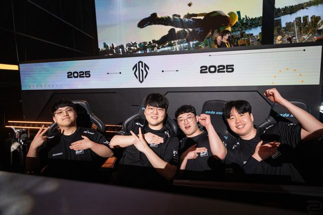 ©AP신문(AP뉴스)/이미지 제공 = 크래프톤 ▲배고파 팀 선수들이 3일 중국&nbsp;상하이 VSPO 스튜디오에서 열린 'PGS 7' 파이널 스테이지에서 매치 12 치킨 획득 후 기념촬영을 하고 있다. (왼쪽부터) '아칸' 김민욱, '성장' 성장환, '투하트' 신혁준, '박프로' 박혜성 선수.