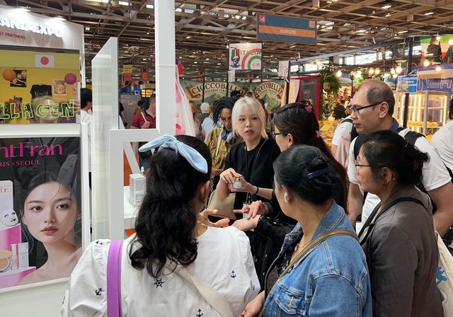 ©AP신문(AP뉴스)/이미지 제공 = 롯데지주 ▲롯데는 12일부터 13일 이틀간 '롯데-대한민국 브랜드 엑스포'를 개최하고 국내 우수 중소기업들의 수출·수입상담회를 진행한다. 본 행사에 앞서 4월 30일부터 5월 11일까지 대기업 최초로 '프랑스 파리 종합 전시회'에 홍보관을 마련해 유럽 시장 검증 기회를 제공하고 있다.