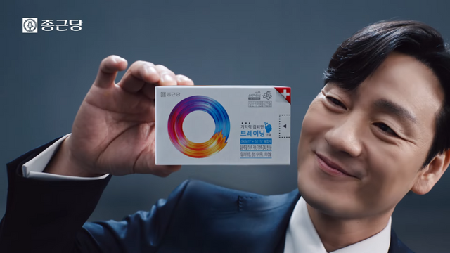 [AP신문 광고평론 No.1271]&nbsp; ​​​​​​​박해수가 제품을 잡고 있다. 사진 브레이닝TV 유튜브 캡처ⓒAP신문(AP뉴스)