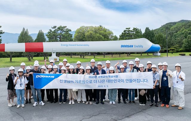 ©AP신문(AP뉴스)/이미지 제공 = 두산그룹 ▲두산연강재단 과학교사 학술시찰단이 9일 경남 창원 두산에너빌리티 본사에서 기념사진을 촬영하고 있다.