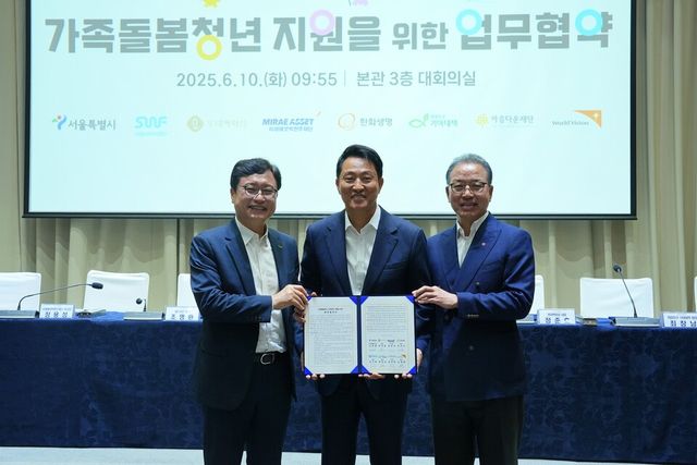 ©AP신문(AP뉴스)/ 이미지 제공 = 롯데백화점 ▲ 롯데백화점이 서울시와 가족돌봄청년 지원 업무협약을 체결했다. (왼쪽부터) 최창남 기아대책 회장, 오세훈 서울시장, 정준호 롯데백화점 대표