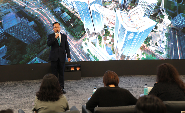 ©AP신문(AP뉴스)/이미지 제공 = 포스코이앤씨 ▲정희민 포스코이앤씨 사장이 10일 용산 정비창 전면1구역 재개발정비사업 홍보관을 찾아 조합원들과 소통하고 있다.