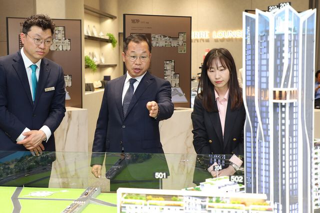 ©AP신문(AP뉴스)/이미지 제공 = 포스코이앤씨 ▲정희민 포스코이앤씨 사장이 10일 용산 정비창 전면1구역 재개발정비사업 홍보관을 찾아 수주활동을 진두지휘하고 있다.