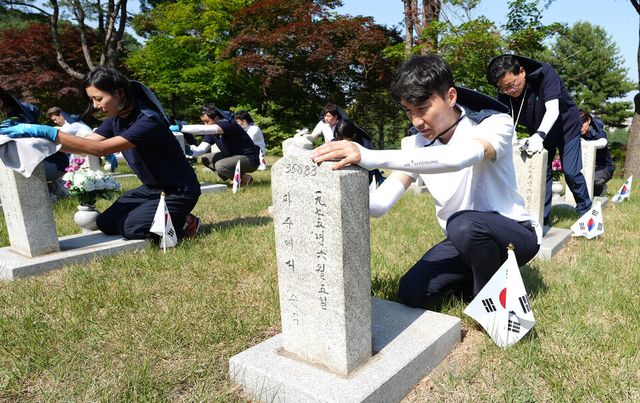 ©AP신문(AP뉴스)/이미지 제공 = HS효성 ▲HS효성은 호국보훈의 달을 맞아 11일 국립서울현충원을 찾아 현충탑을 참배하고 묘역 정화 활동을 실시했다.