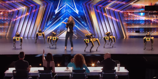 ©AP신문(AP뉴스)/이미지 = 'America’s Got Talent' 유튜브 채널 ▲10일 방송된 미국 TV쇼 ‘아메리카 갓 탤런트’에서 보스턴다이나믹스 스팟이 노래에 맞춰 안무를 선보이고 있다.