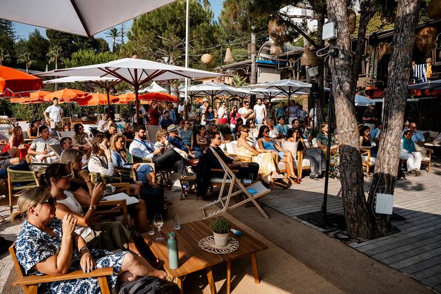 ©AP신문(AP뉴스)/이미지 제공 = 삼성전자 ▲프랑스 니스에서 열린 제3차 유엔해양총회(UNOC)의 오션하우스(Ocean House)에서 삼성전자의 '코랄 인 포커스' 다큐멘터리를 관람하고 있는 모습