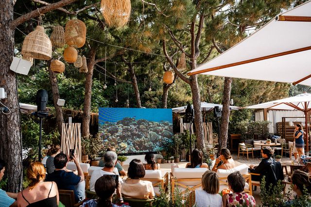 ©AP신문(AP뉴스)/이미지 제공 = 삼성전자 ▲프랑스 니스에서 열린 제3차 유엔해양총회(UNOC)의 오션하우스(Ocean House)에서 삼성전자의 '코랄 인 포커스' 다큐멘터리를 관람하고 있는 모습