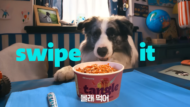 [AP신문 광고평론 No.1288]&nbsp; ​​​​​​​강아지도 탱글을 탐내는 모습. 사진 삼양식품 유튜브 캡처ⓒAP신문(AP뉴스)