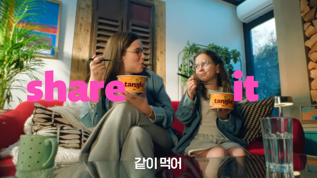 [AP신문 광고평론 No.1288]&nbsp; ​​​​​​​소파에 앉아 탱글 파스타를 나눠먹는 사람들. 사진 삼양식품 유튜브 캡처ⓒAP신문(AP뉴스)