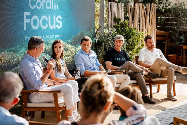 ©AP신문(AP뉴스)/이미지 제공 = 삼성전자 ▲프랑스 니스에서 열린 제3차 유엔해양총회(UNOC)의 오션하우스(Ocean House)에서 열린 삼성전자의 '코랄 인 포커스' 다큐멘터리 시사회에서 프로젝트에 참가했던 담당자들이 모여 갤럭시 카메라 기술을 활용한 산호초 복원과 다큐멘터리 제작 과정을 소개하고 있는 모습 (좌측부터 알렉스 히스 에델만 지속가능경영 전략 미국총괄, 캐시 스미스 삼성전자 북미총괄 지속가능경영 담당, 다니엘 왕프레스어트 미국 캘리포니아대학교 샌디에이고 해양연구소 스크립스 수석연구원, 마이클 스튜어트 시트리 공동설립자, 퀜틴 반 덴 보스 다큐멘터리 감독)