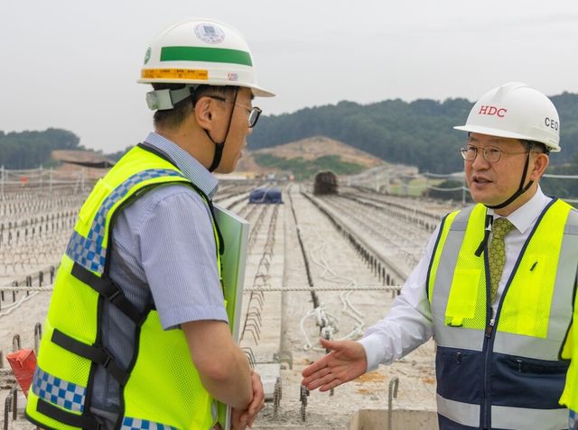 ©AP신문(AP뉴스)/이미지 제공 = HDC현대산업개발 ▲HDC현대산업개발은 13일 고속국도 제32호선 인주-염치 1공구 현장에서 정경구 대표이사(사진 오른쪽) 주재로 현장 안전보건 점검을 진행했다.