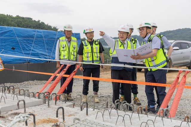 ©AP신문(AP뉴스)/이미지 제공 = HDC현대산업개발 ▲HDC현대산업개발은 13일 고속국도 제32호선 인주-염치 1공구 현장에서 정경구 대표이사 주재로 현장 안전보건 점검을 진행했다.