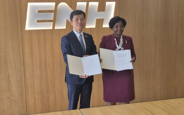 ©AP신문(AP뉴스)/이미지 제공 = 대우건설 ▲지난 16일 모잠비크 마푸토에서 조승일 대우건설 플랜트사업본부장(왼쪽)과 모잠비크 국영석유가스공사(ENH)가 가스개발 연계사업 협력을 위한 양해각서(MOU)를 체결하고 기념촬영을 하고 있다.