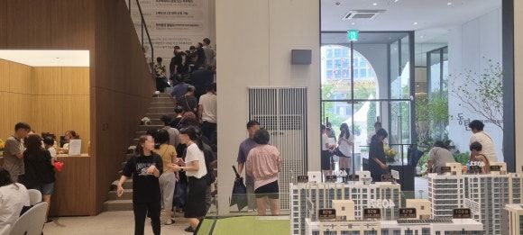 사진설명 = 견본주택을 둘러보는 방문객들 / 사진 제공: 라인그룹