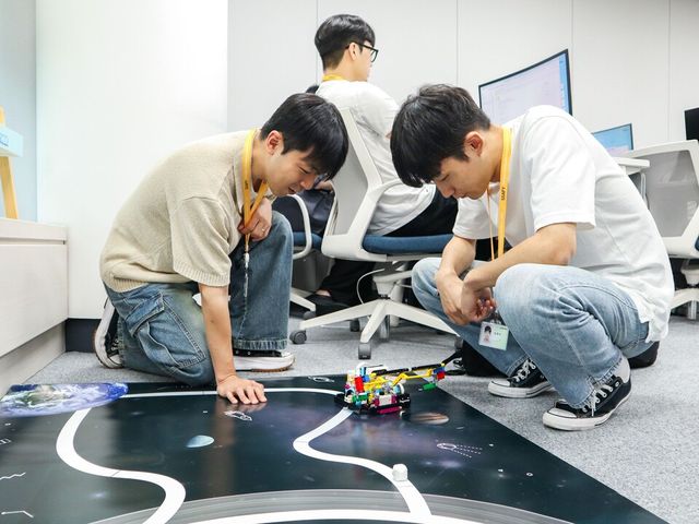 ©AP신문(AP뉴스)/이미지 제공 = 삼성전자 ▲SSAFY 12기 교육생들이 로봇 관련 프로젝트를 수행하고 있다.