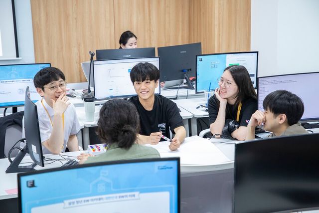 ©AP신문(AP뉴스)/이미지 제공 = 삼성전자 ▲SSAFY 12기 교육생들이 팀 프로젝트를 수행하기 위한 토론을 하고 있다.