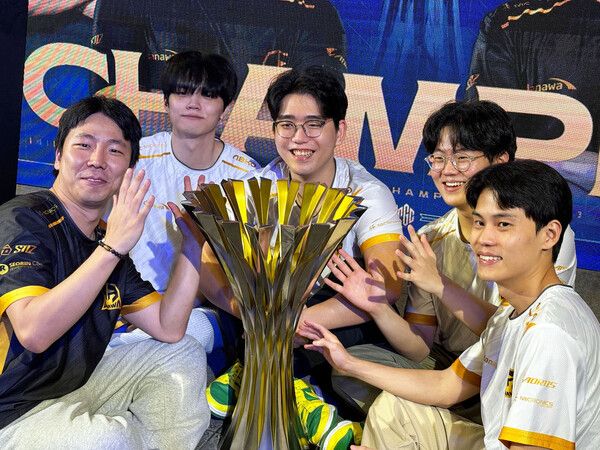 ©AP신문(AP뉴스)/ 이미지 제공 = 크래프톤 ▲다나와 이스포츠 선수단. (왼쪽부터) 신명관 감독, 이노닉스, 서울, 살루트, 로키 선수