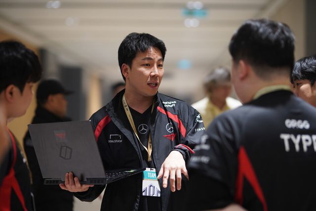 ©AP신문(AP뉴스)/ 이미지 제공 = 크래프톤 ▲T1 신명관 감독이 선수들과 이야기를 나누고 있다.