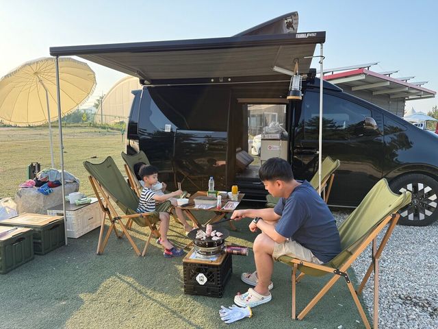 ©AP신문(AP뉴스)/이미지 제공 = 현대엔지니어링 ▲프리미엄 캠핑카 대여 서비스를 이용 중인 현대엔지니어링 임직원과 가족.