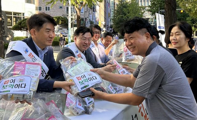 ©AP신문(AP뉴스)/이미지 제공 = 농협중앙회 ▲광화문에서 진행된 '아침밥먹기' 캠페인 현장.